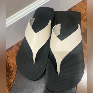 The Row Dune Classic Ginza Sandal in Ivory and Black, Size 37